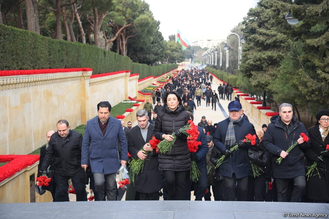 Azerbaijani people honor blessed memory of victims of January 20 tragedy (PHOTO)