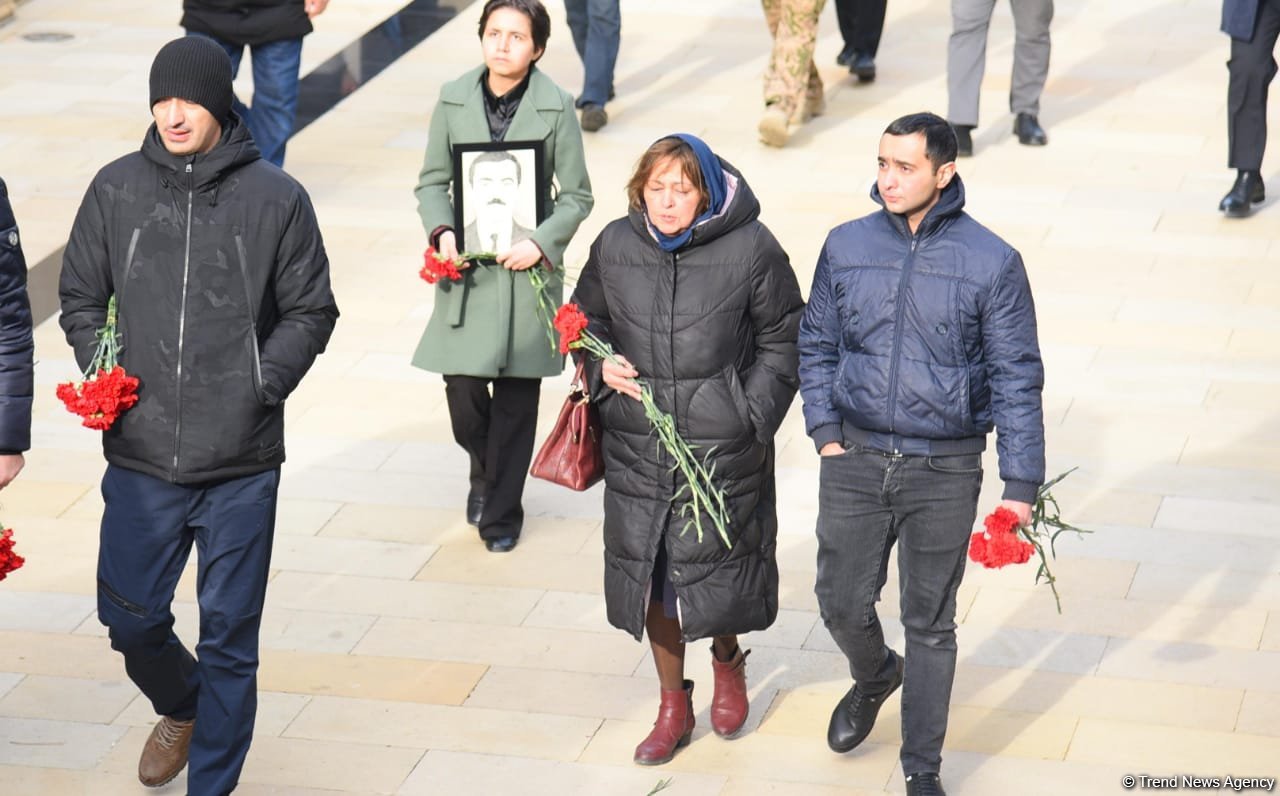 Azerbaijani people honor blessed memory of victims of January 20 tragedy (PHOTO)