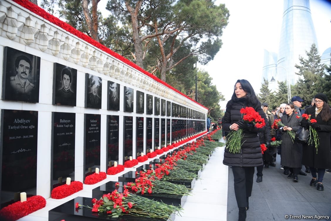 Azerbaijani people honor blessed memory of victims of January 20 tragedy (PHOTO)