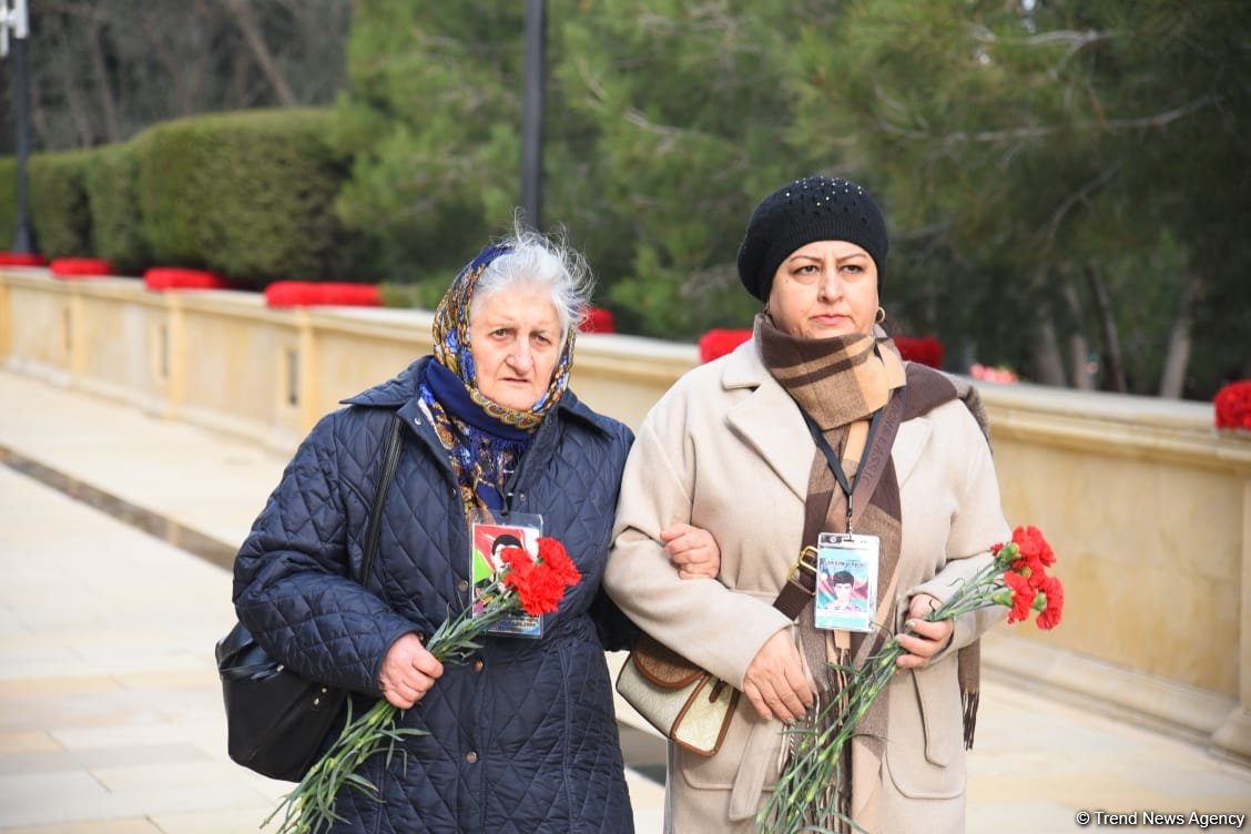 Azerbaijani people honor blessed memory of victims of January 20 tragedy (PHOTO)