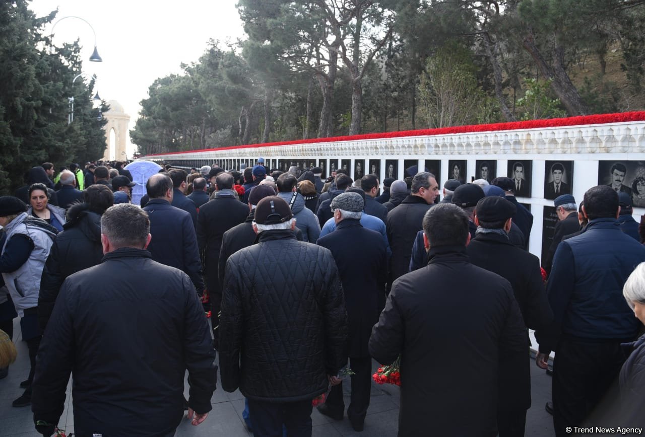 Azerbaijani people honor blessed memory of victims of January 20 tragedy (PHOTO)