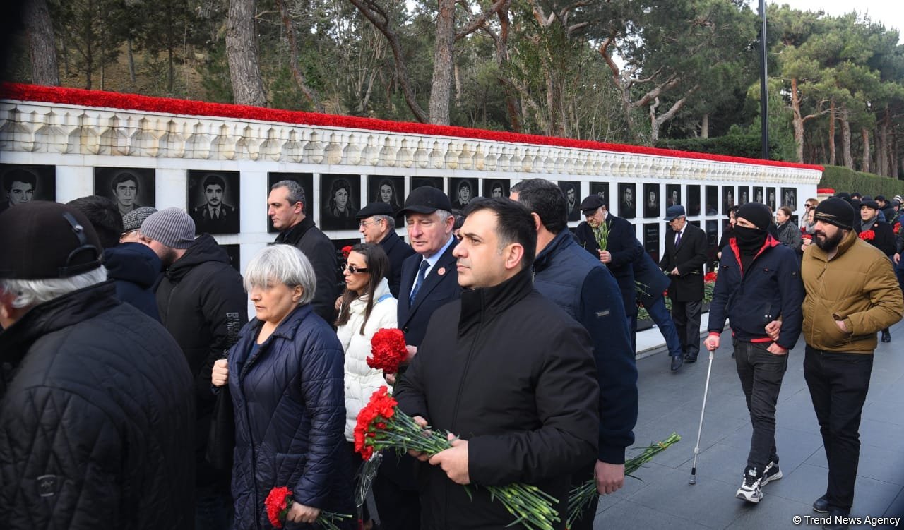 Azerbaijani people honor blessed memory of victims of January 20 tragedy (PHOTO)