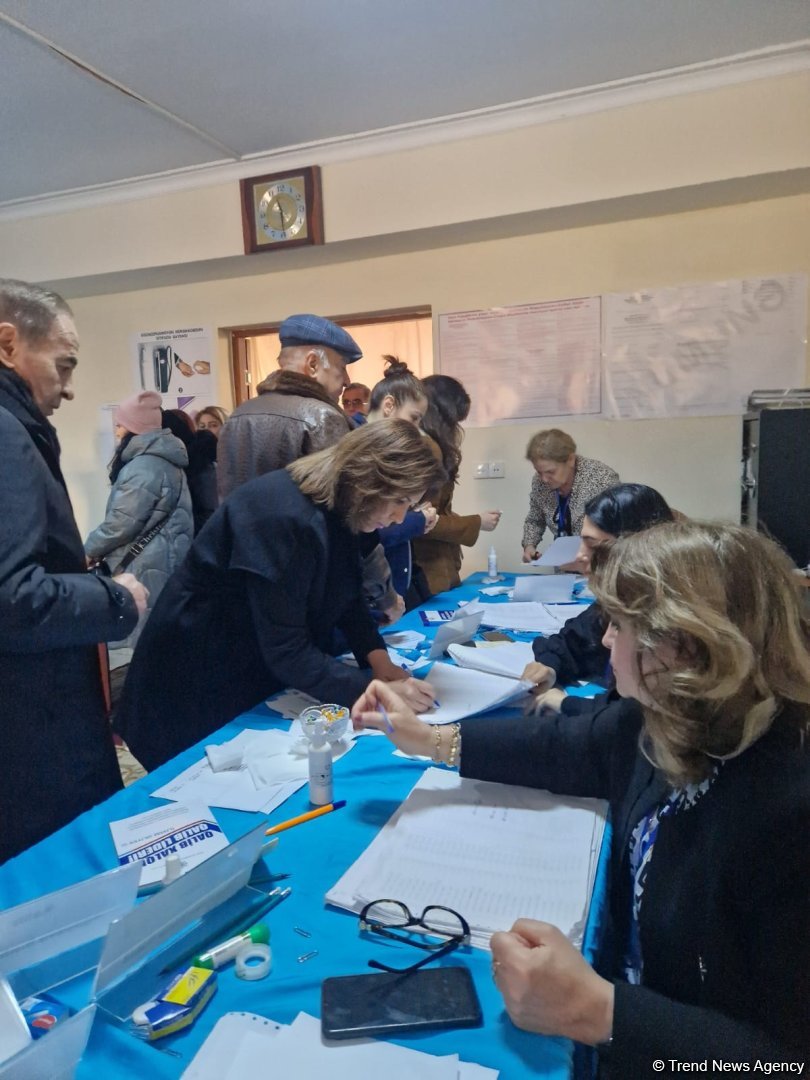 Azerbaijani Chairperson of State Committee for Family, Women and Children Affairs votes in presidential election (PHOTO)