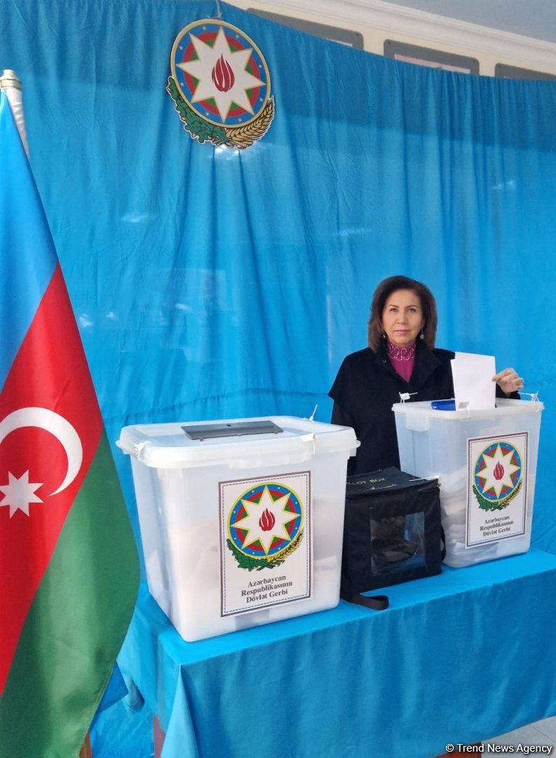 Azerbaijani Chairperson of State Committee for Family, Women and Children Affairs votes in presidential election (PHOTO)
