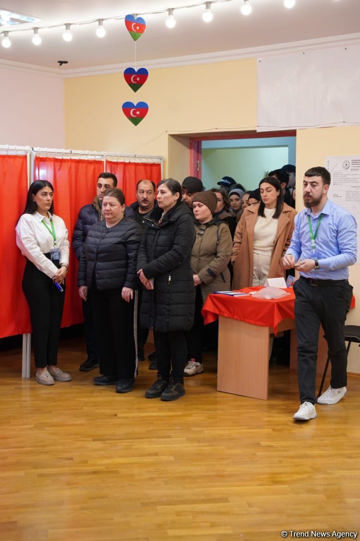 Extraordinary presidential election in Azerbaijan: voters rush to polling stations (PHOTO)