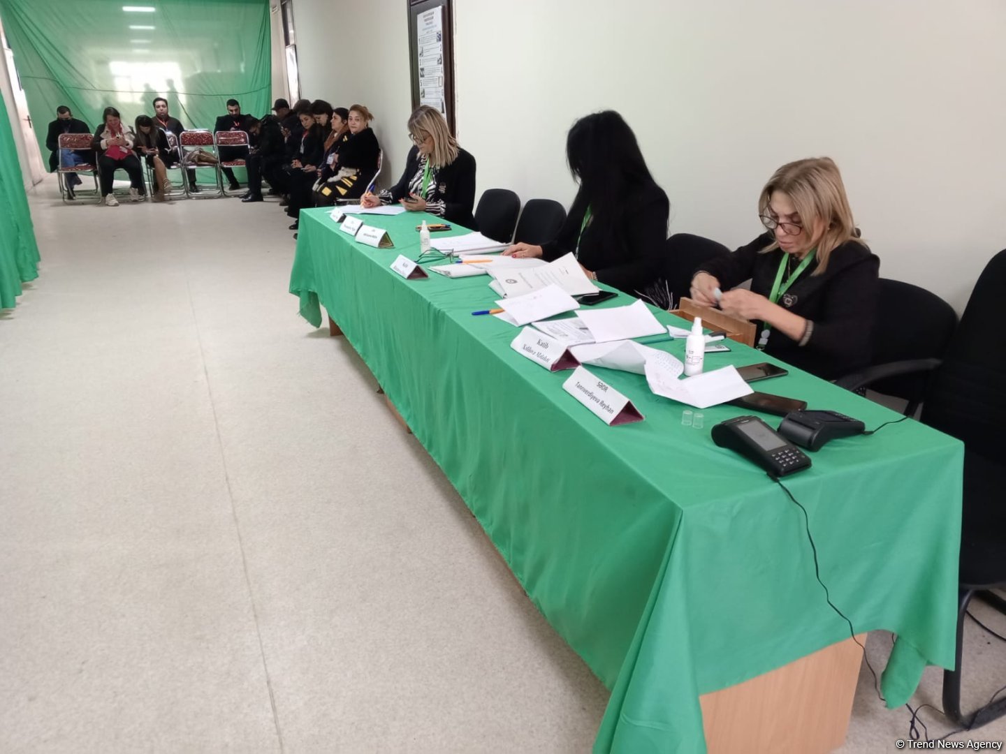 Electors of several districts of Azerbaijan's Baku actively vote in presidential election (PHOTO)