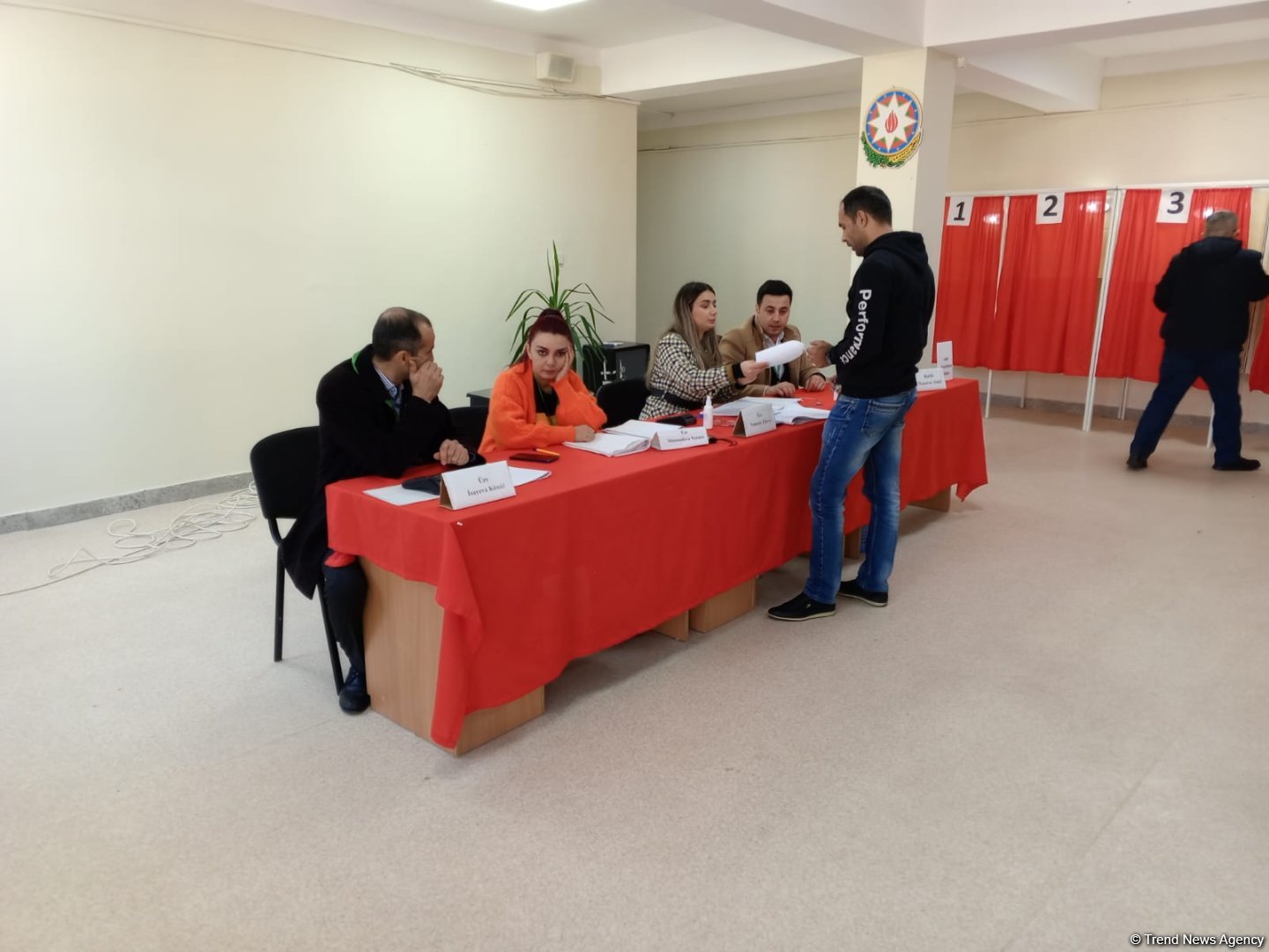 Electors of several districts of Azerbaijan's Baku actively vote in presidential election (PHOTO)