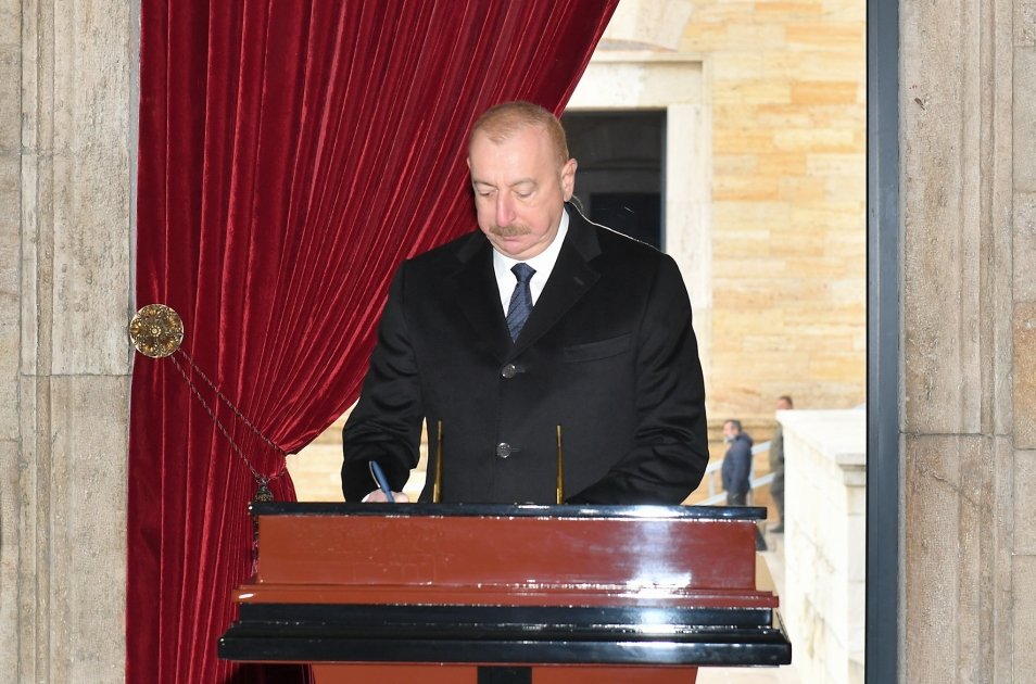 President Ilham Aliyev visits Ataturk’s mausoleum in Ankara (PHOTO/VIDEO)