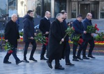 Azerbaijani officials visit Khojaly genocide memorial (PHOTO)