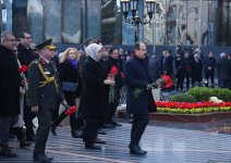 Azerbaijani officials visit Khojaly genocide memorial (PHOTO)