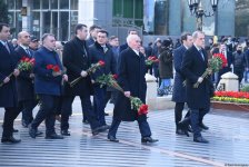 Azerbaijani officials visit Khojaly genocide memorial (PHOTO)