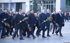 Azerbaijani officials visit Khojaly genocide memorial (PHOTO)