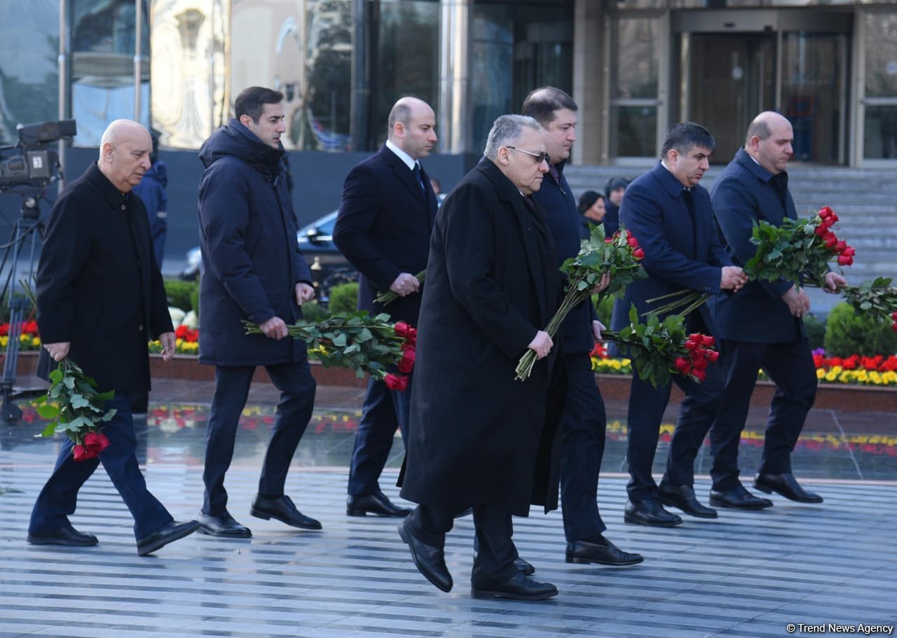 Azerbaijani officials visit Khojaly genocide memorial (PHOTO)