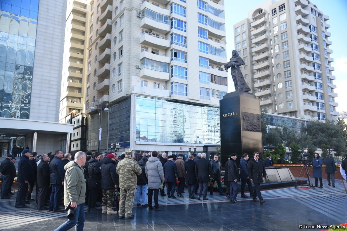 Azerbaijani officials visit Khojaly genocide memorial (PHOTO)