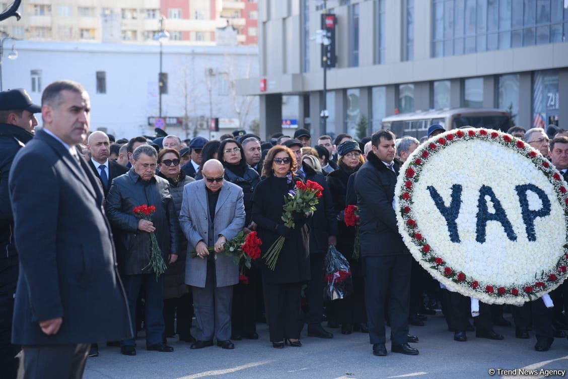Azerbaijani officials visit Khojaly genocide memorial (PHOTO)