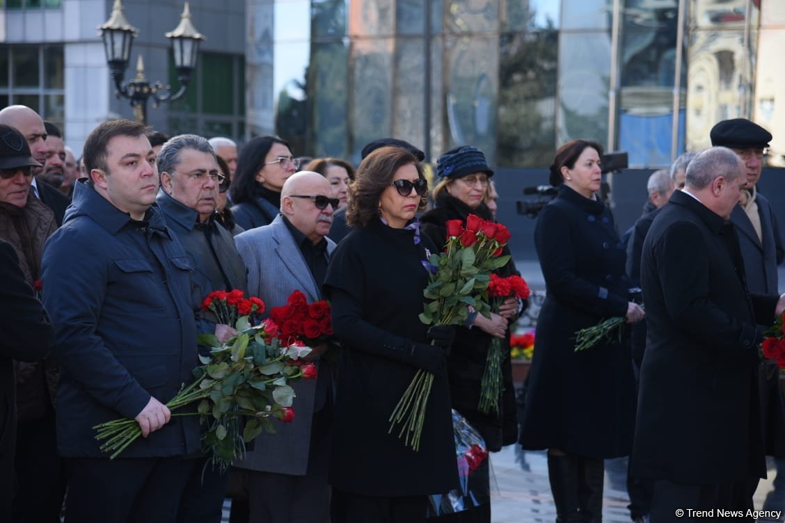 Azerbaijani officials visit Khojaly genocide memorial (PHOTO)
