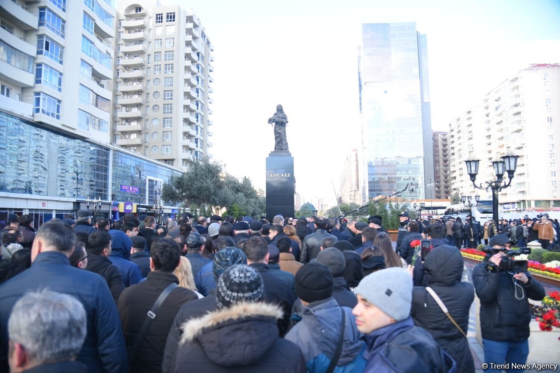 Azerbaijani officials visit Khojaly genocide memorial (PHOTO)