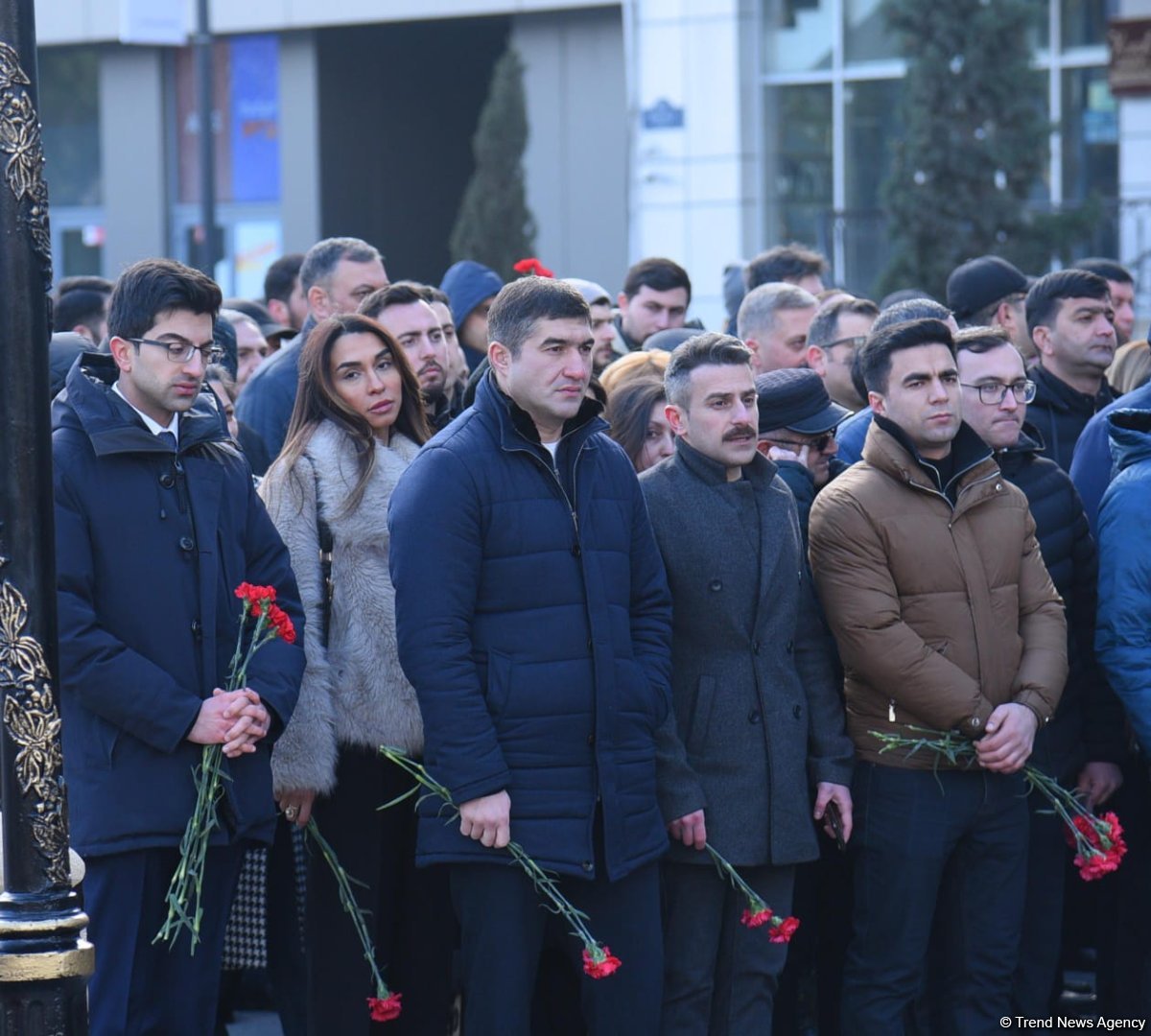 Azerbaijani officials visit Khojaly genocide memorial (PHOTO)