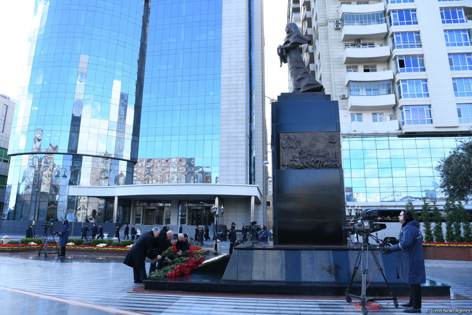Azerbaijani officials visit Khojaly genocide memorial (PHOTO)