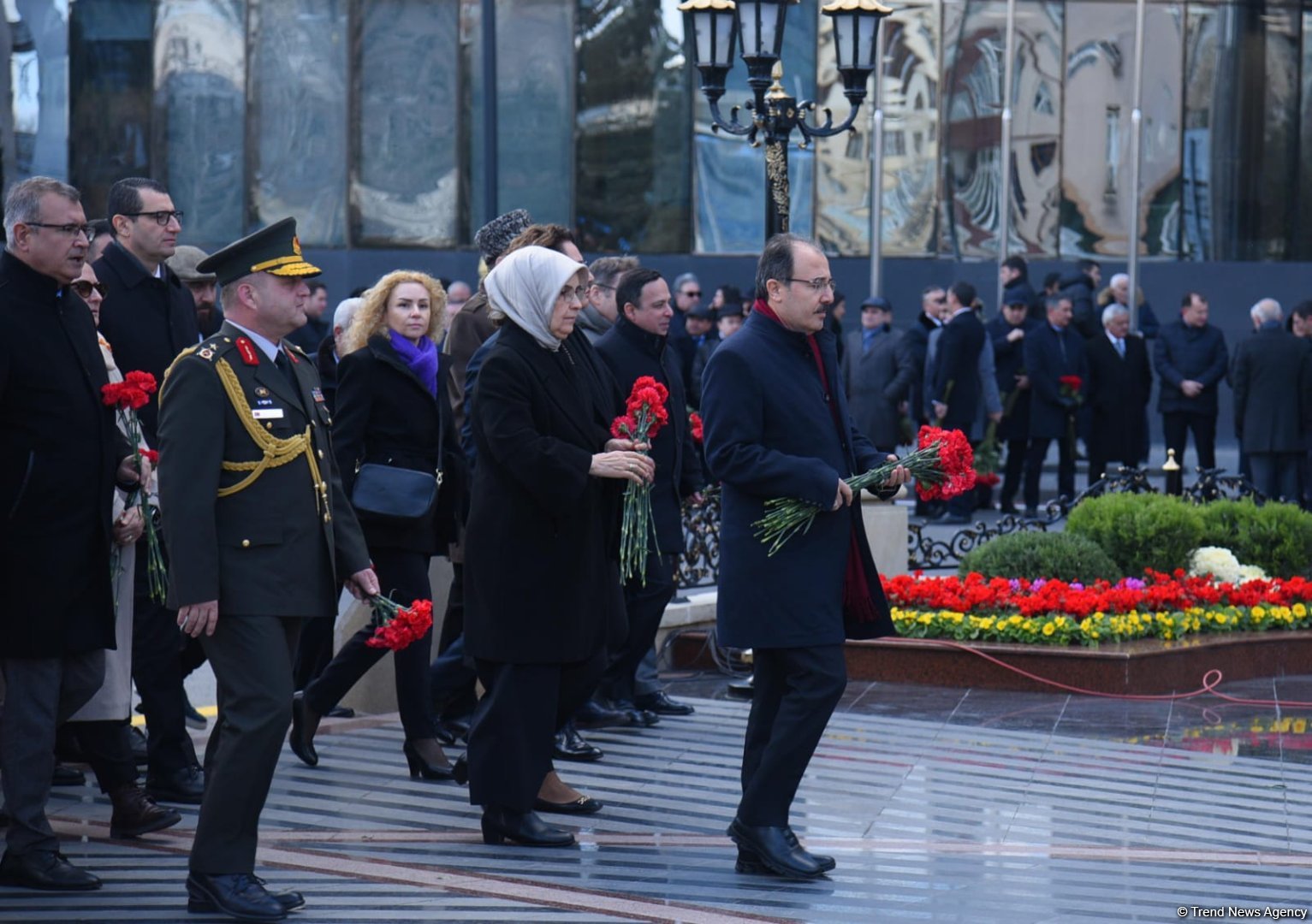Azerbaijani officials visit Khojaly genocide memorial (PHOTO)