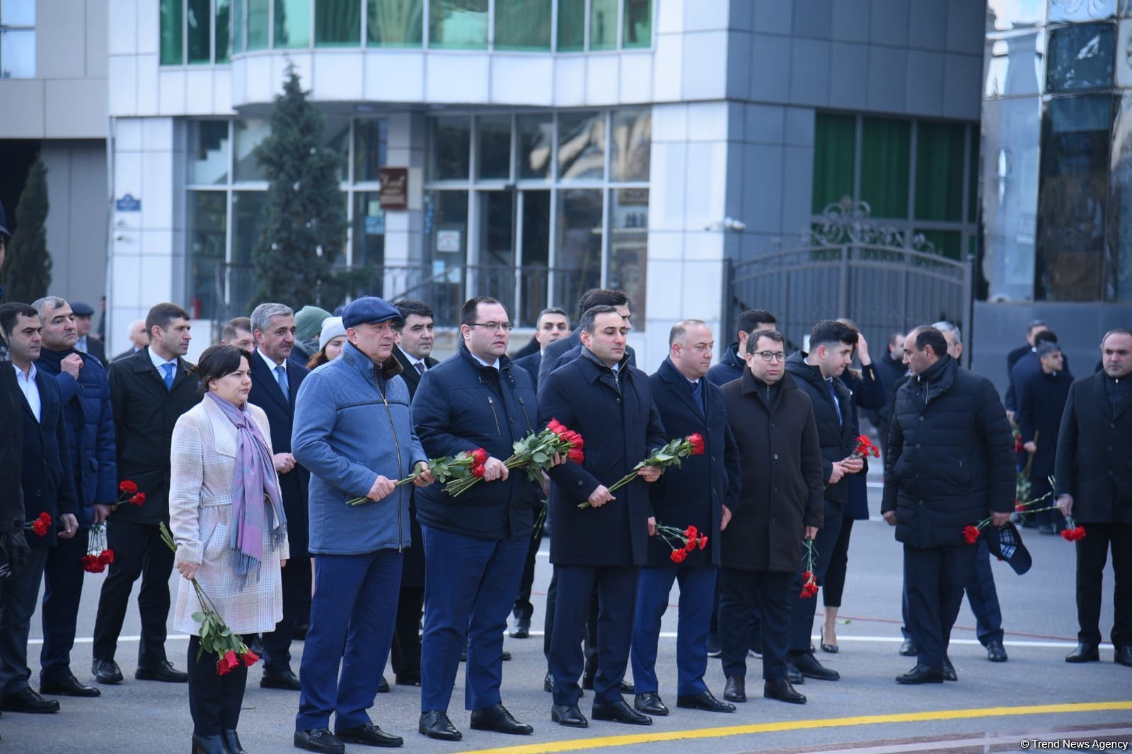 Azerbaijani officials visit Khojaly genocide memorial (PHOTO)