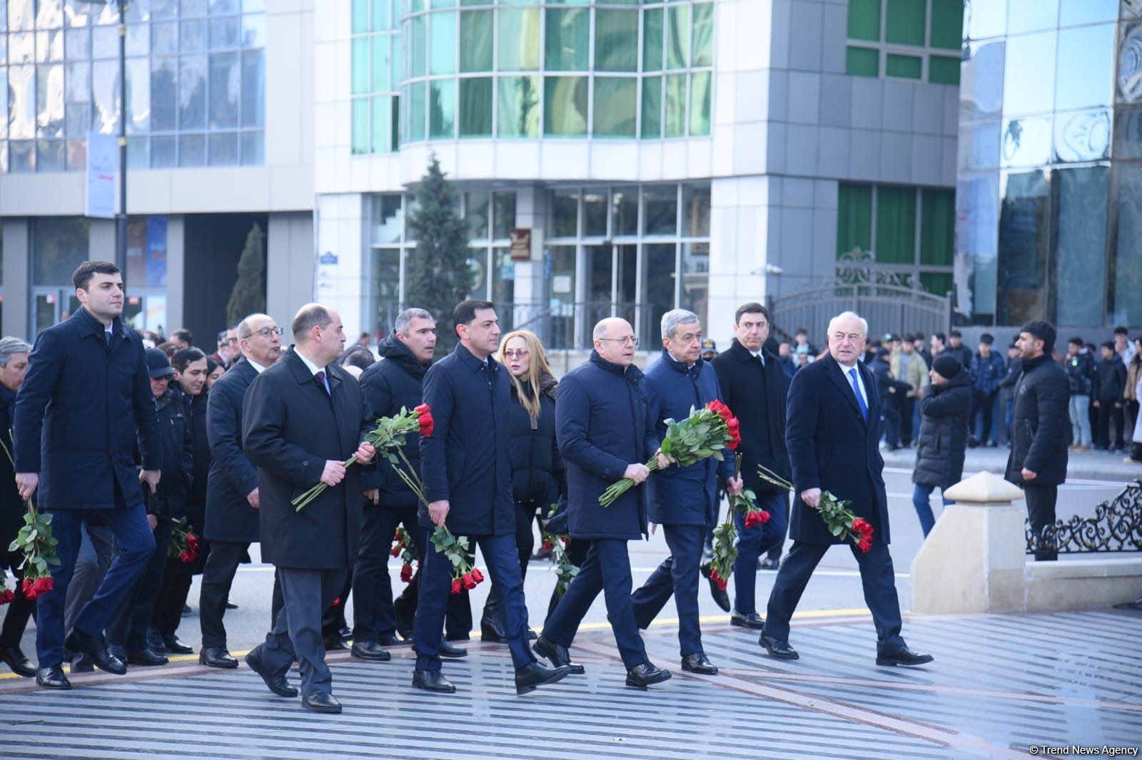 Azerbaijani officials visit Khojaly genocide memorial (PHOTO)