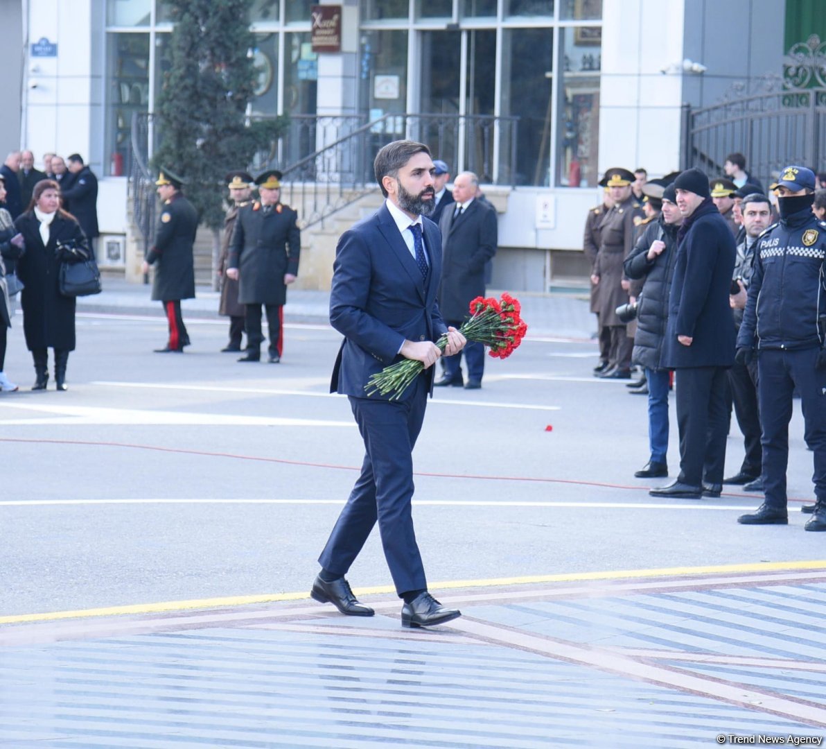 Azerbaijani officials visit Khojaly genocide memorial (PHOTO)