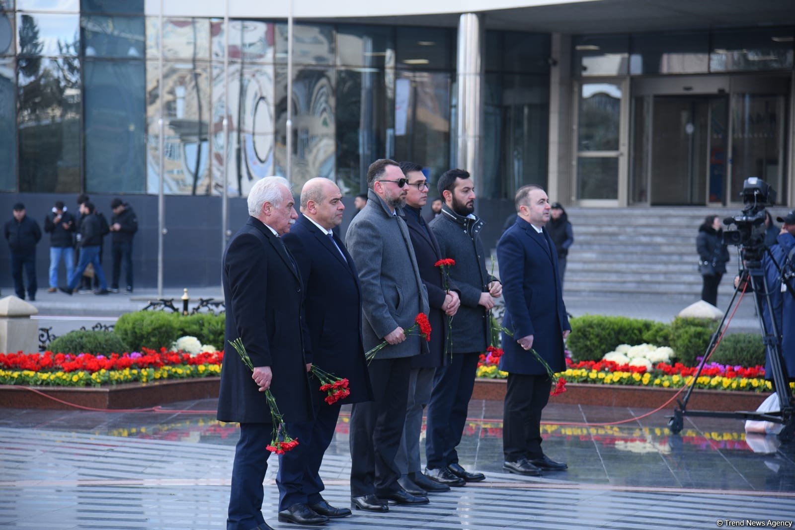 Azerbaijani officials visit Khojaly genocide memorial (PHOTO)