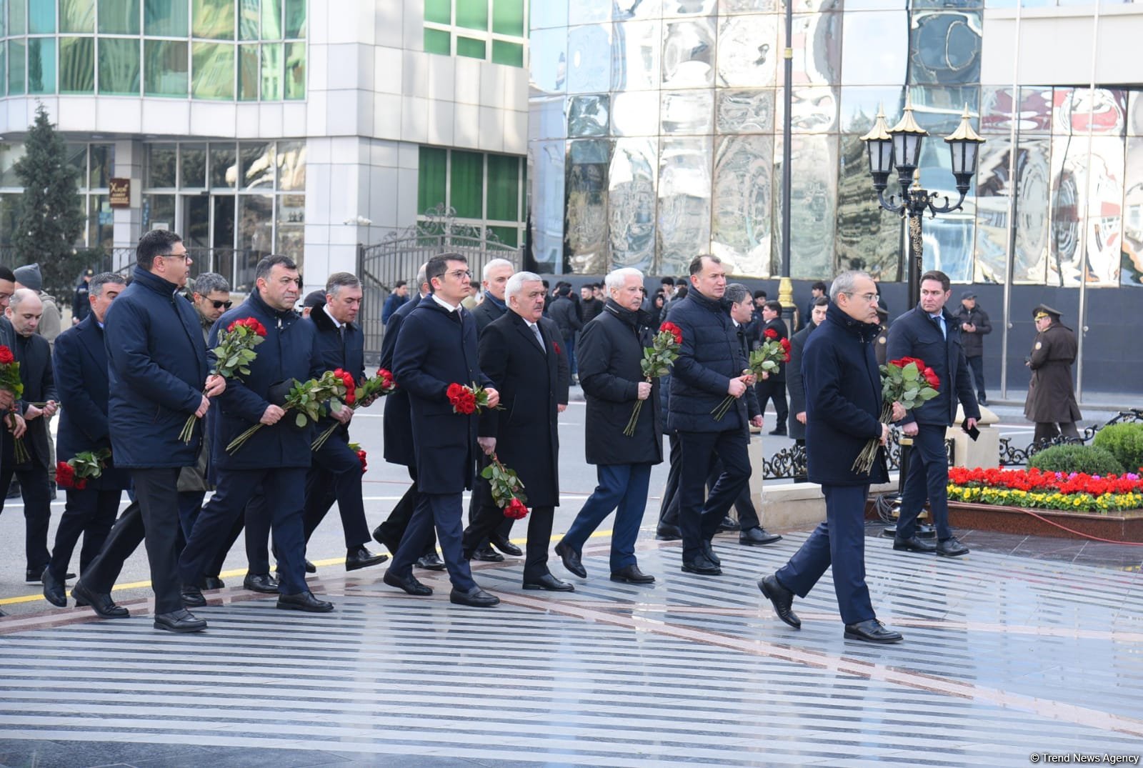 Azerbaijani officials visit Khojaly genocide memorial (PHOTO)