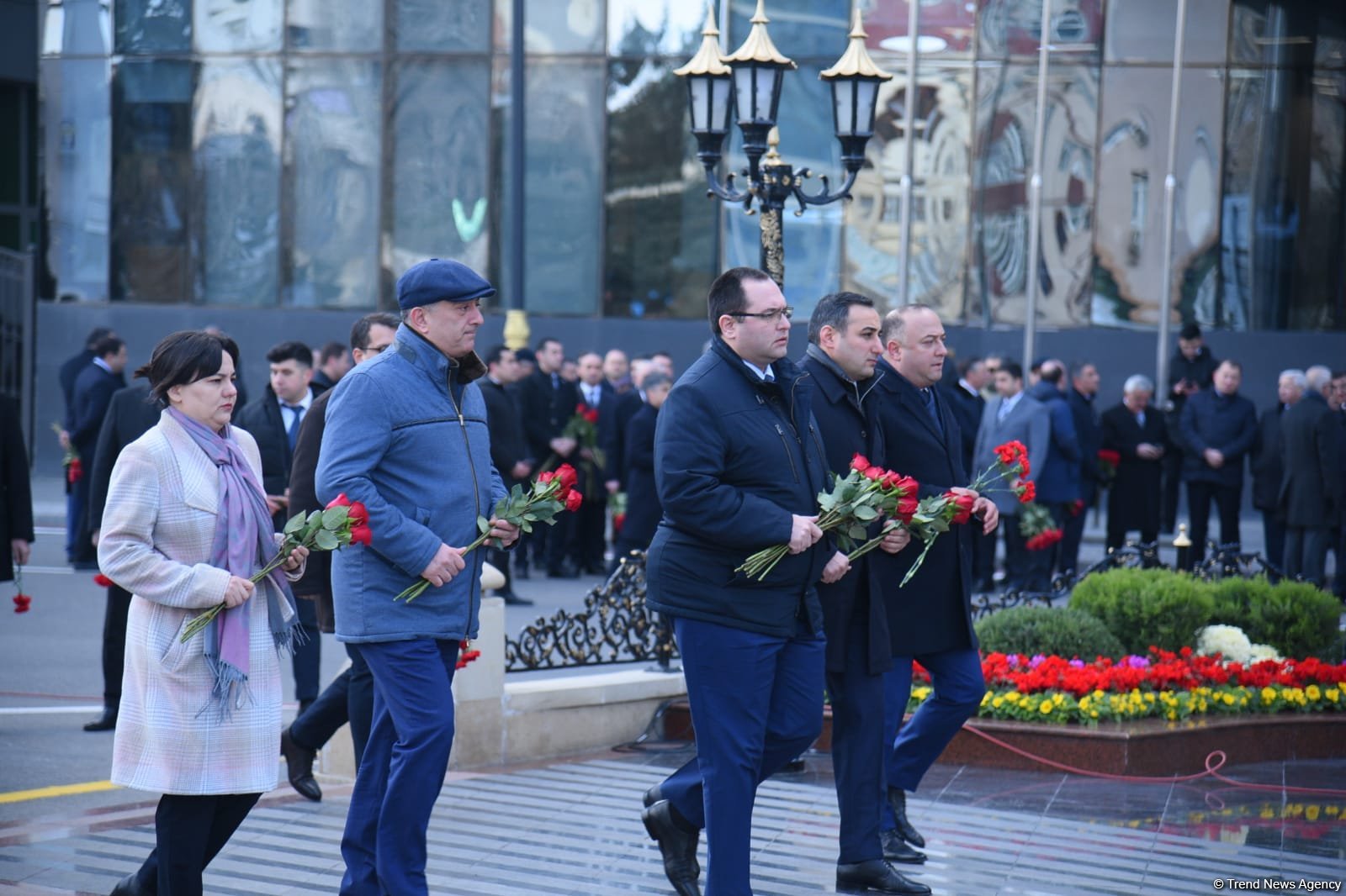 Azerbaijani officials visit Khojaly genocide memorial (PHOTO)