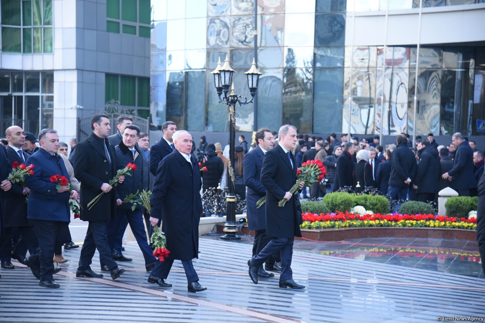 Azerbaijani officials visit Khojaly genocide memorial (PHOTO)