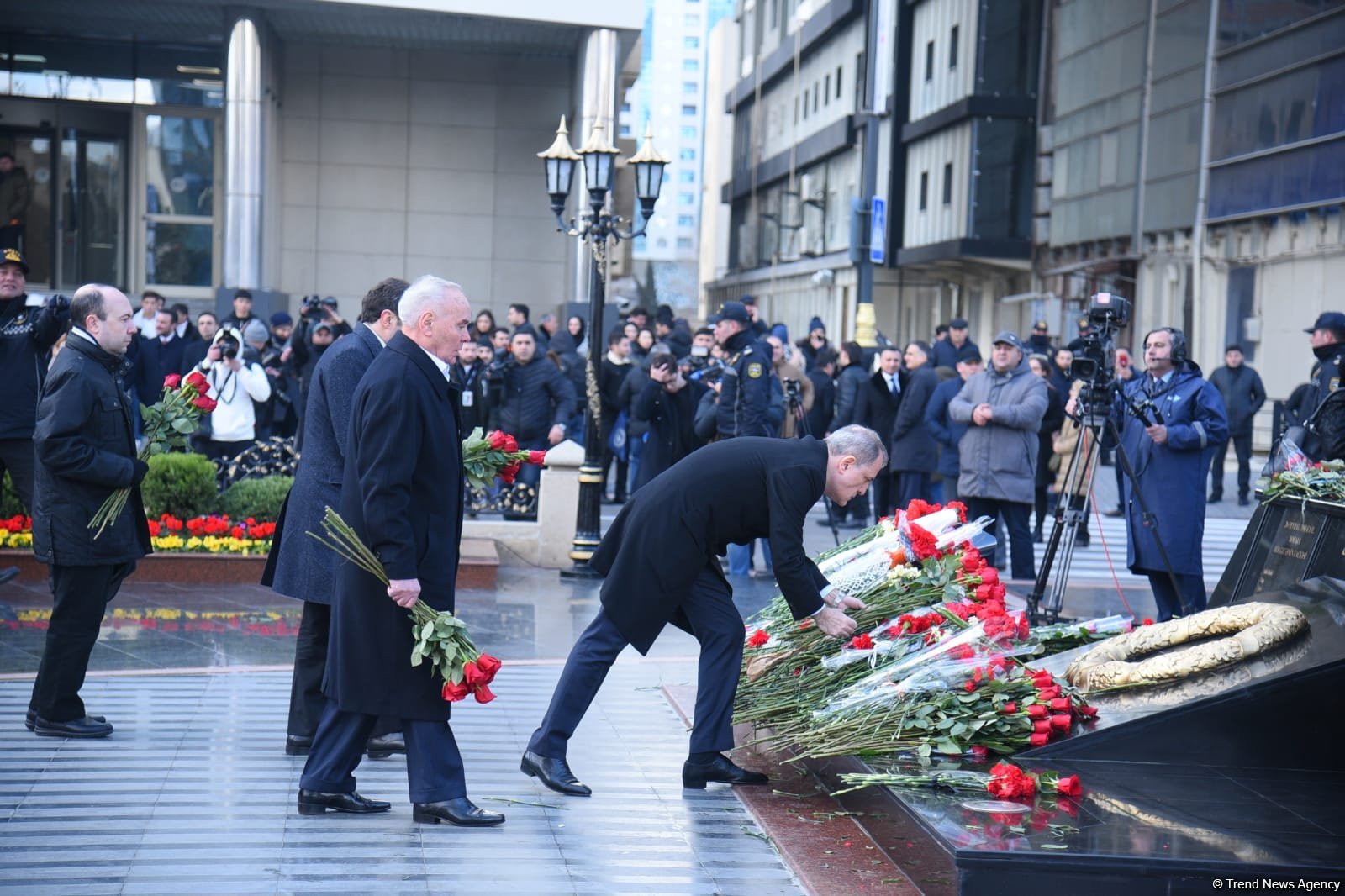 Azerbaijani officials visit Khojaly genocide memorial (PHOTO)