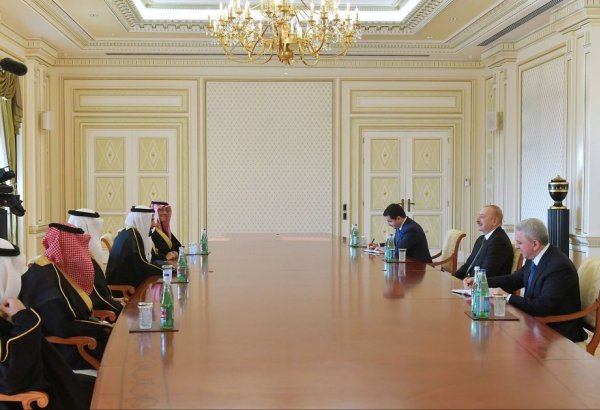 President Ilham Aliyev receives Minister of Hajj and Umrah of Saudi Arabia (PHOTO)