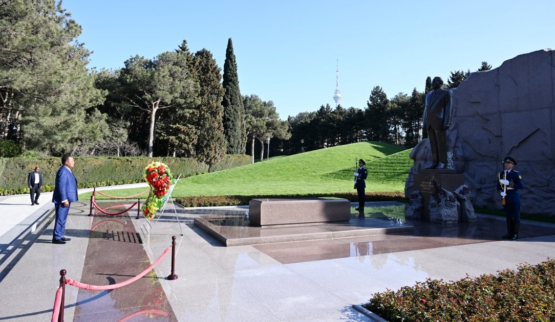 Congolese President pays tribute to Great Leader Heydar Aliyev (PHOTO)