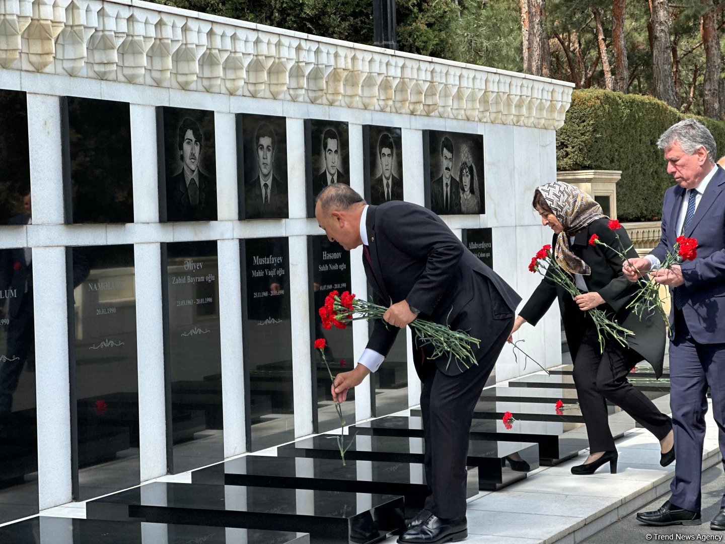 Head of Turkish Parliament Delegation to NATO PA visits Alley of Martyrs in Baku (PHOTO)
