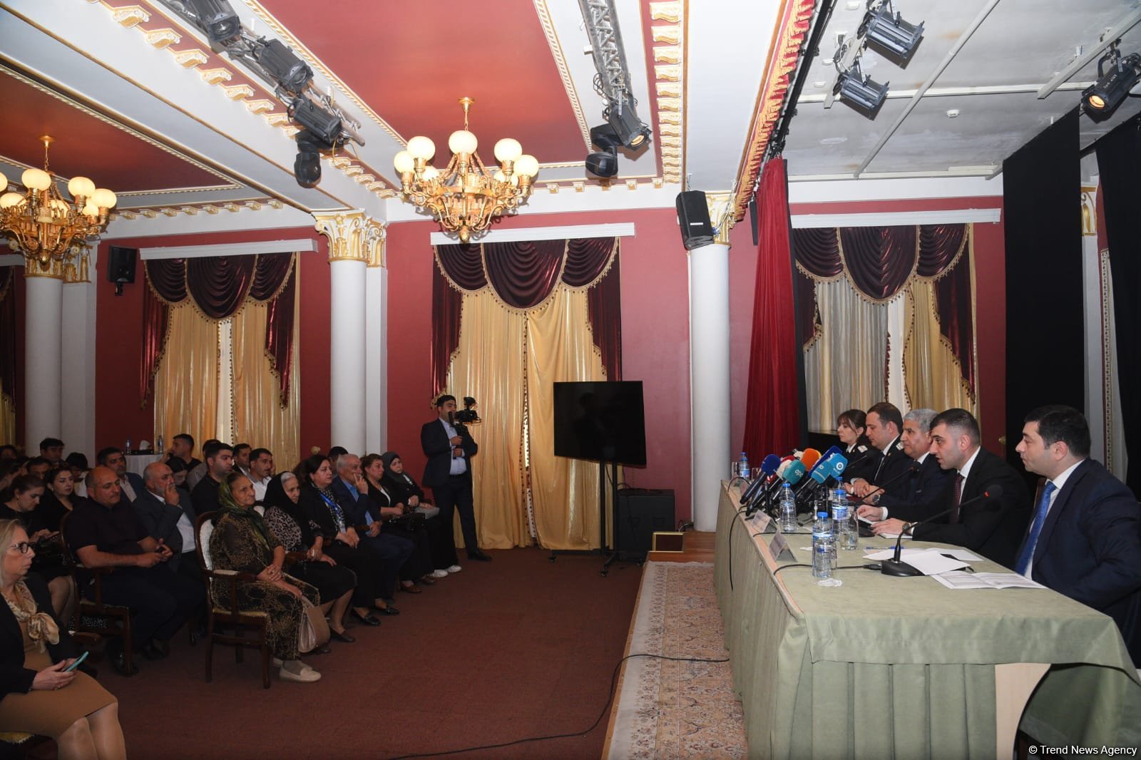 Baku hosts briefing on mass graves, missing persons (PHOTO)