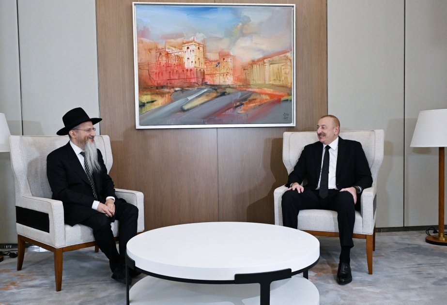 President Ilham Aliyev receives Chief Rabbi of Russia (VIDEO)