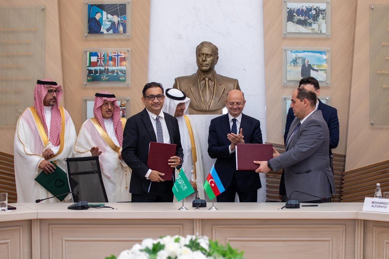 Azerbaijan, ACWA Power sign agreement on battery energy storage system (PHOTO)