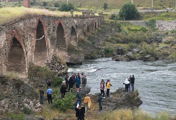 Norwegian travelers explore Azerbaijan's Khudafarin Bridge (PHOTO)