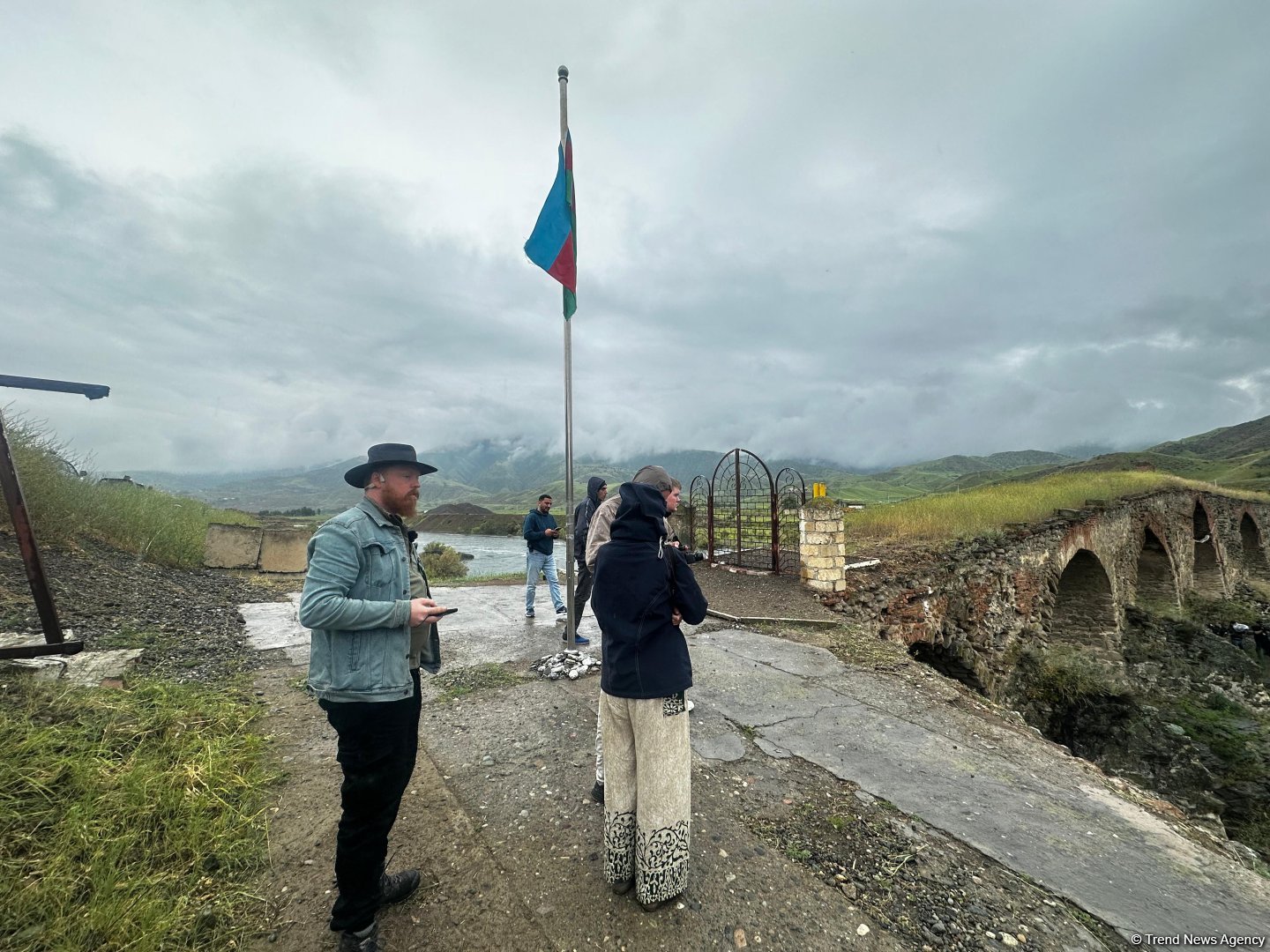 Norwegian travelers explore Azerbaijan's Khudafarin Bridge (PHOTO)