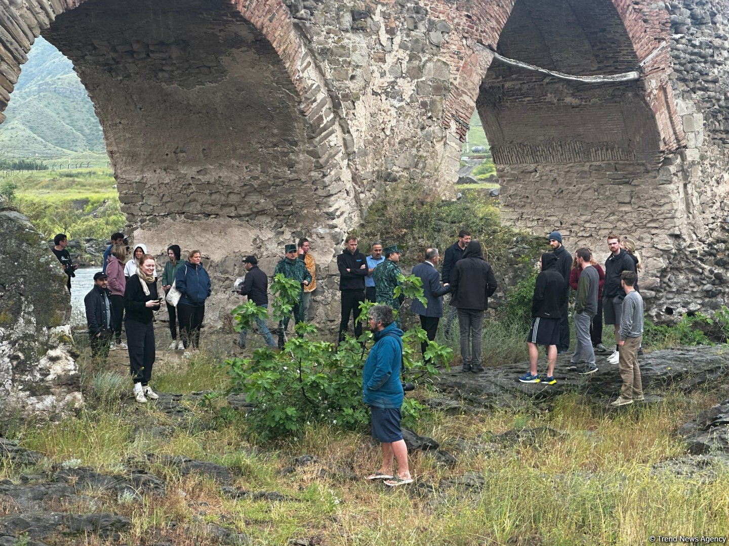 Norwegian travelers explore Azerbaijan's Khudafarin Bridge (PHOTO)