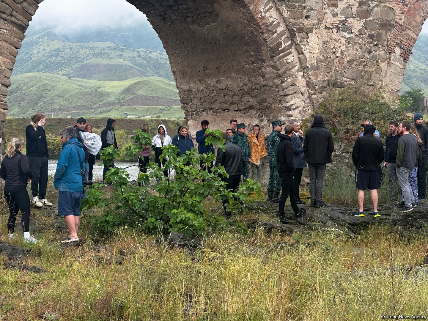 Norwegian travelers explore Azerbaijan's Khudafarin Bridge (PHOTO)