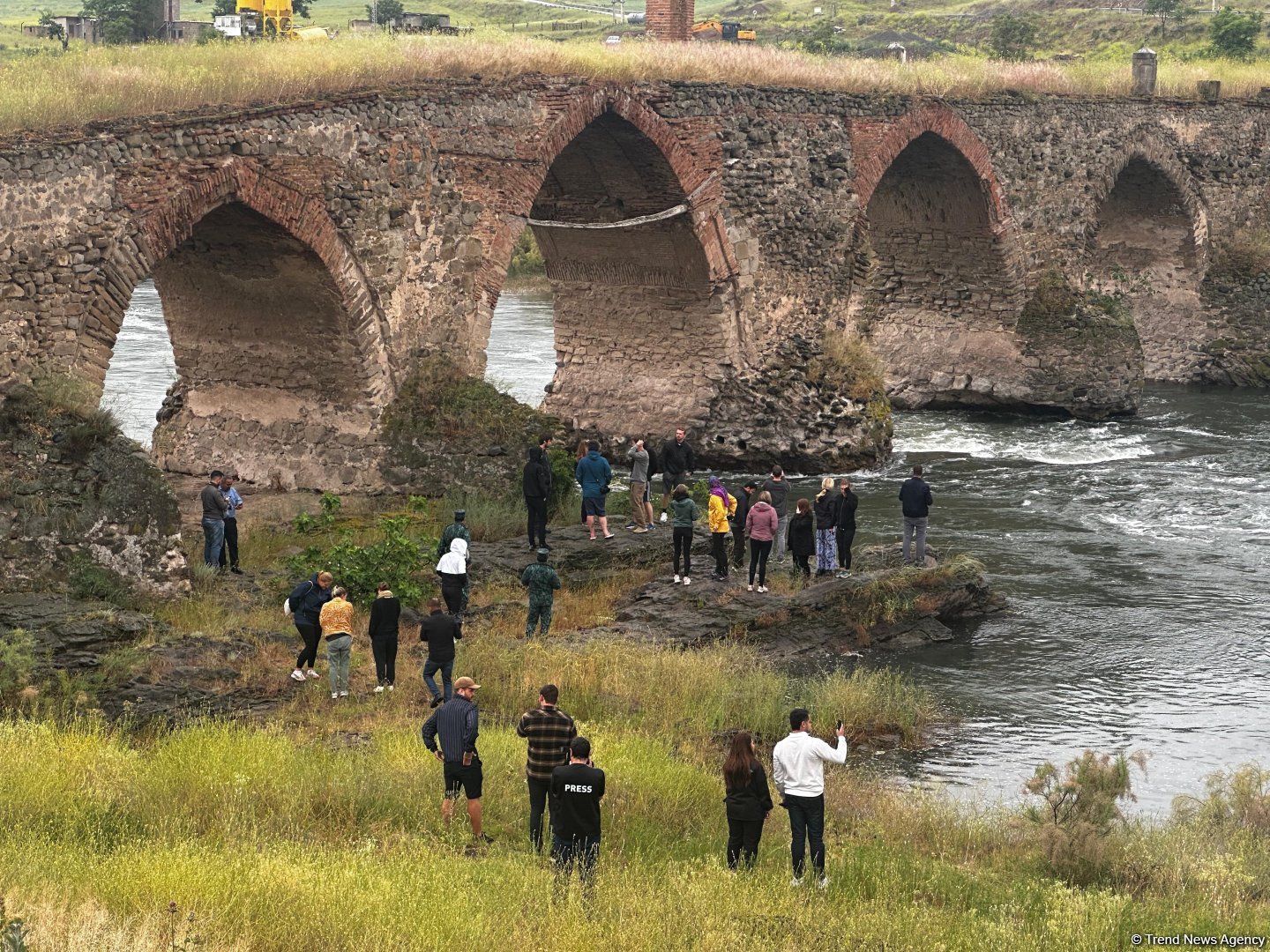 Norwegian travelers explore Azerbaijan's Khudafarin Bridge (PHOTO)