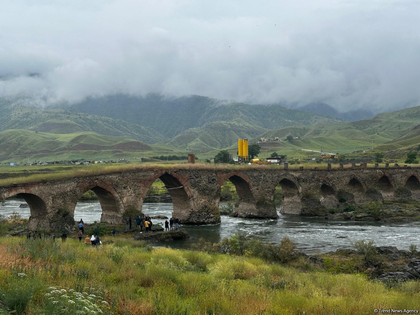 Norwegian travelers explore Azerbaijan's Khudafarin Bridge (PHOTO)