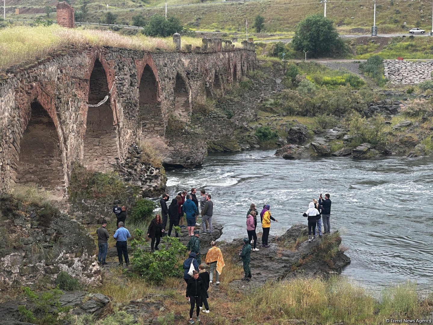 Norwegian travelers explore Azerbaijan's Khudafarin Bridge (PHOTO)