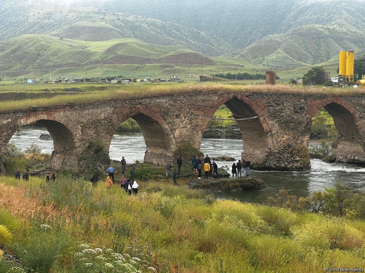 Norwegian travelers explore Azerbaijan's Khudafarin Bridge (PHOTO)