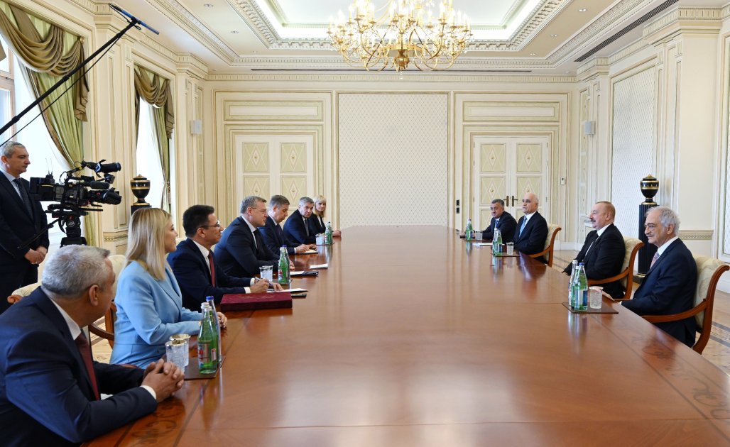 President Ilham Aliyev receives Governor of Russia's Astrakhan Oblast (PHOTO)