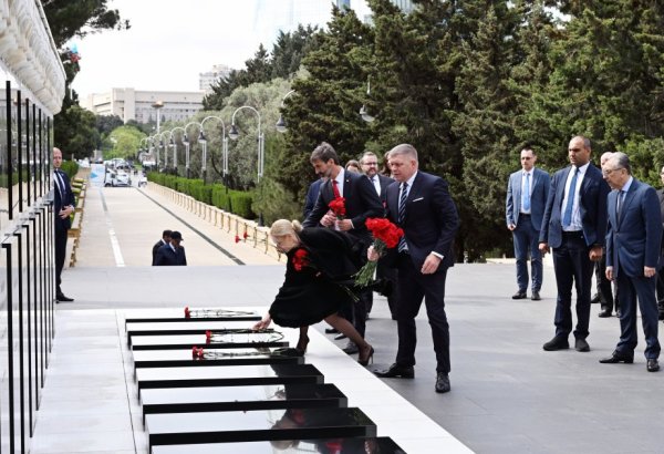Slovak PM visits Alley of Martyrs in Baku (PHOTO)