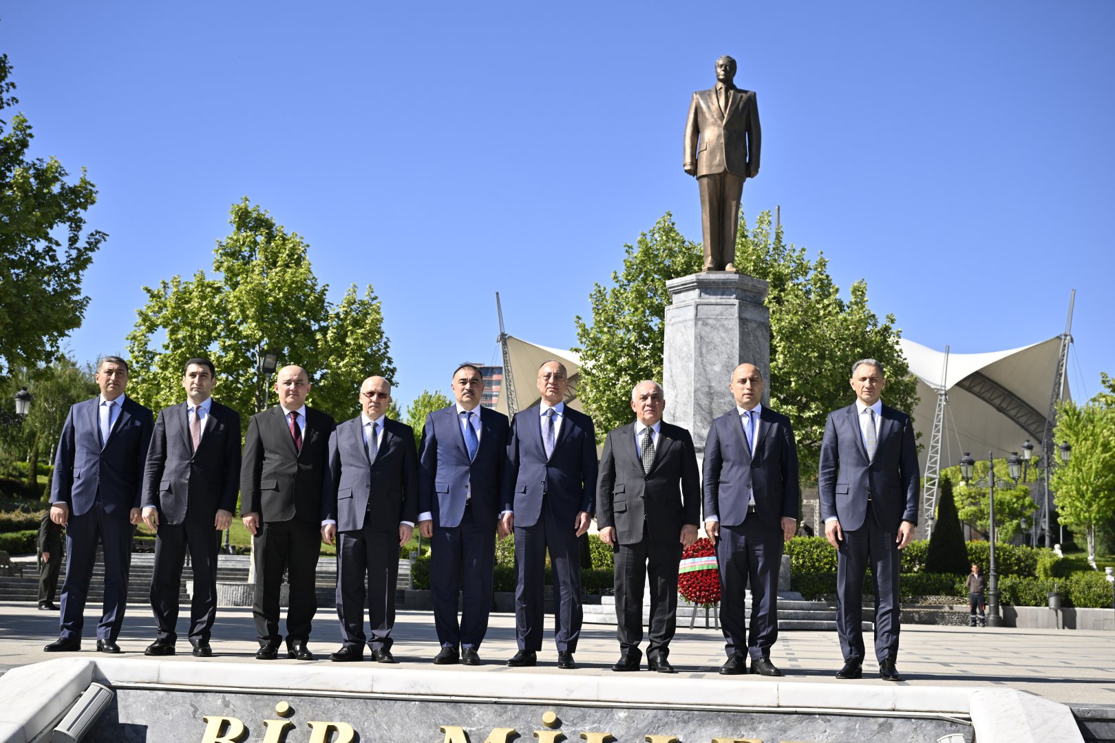 Azerbaijani PM pays tribute to National Leader Heydar Aliyev in Türkiye's Ankara (PHOTO)
