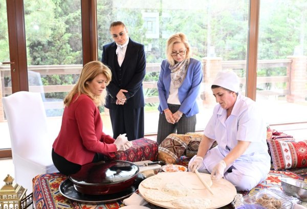 Bulgarian First Lady gets acquinted with samples of Azerbaijan's national cuisine (PHOTO)